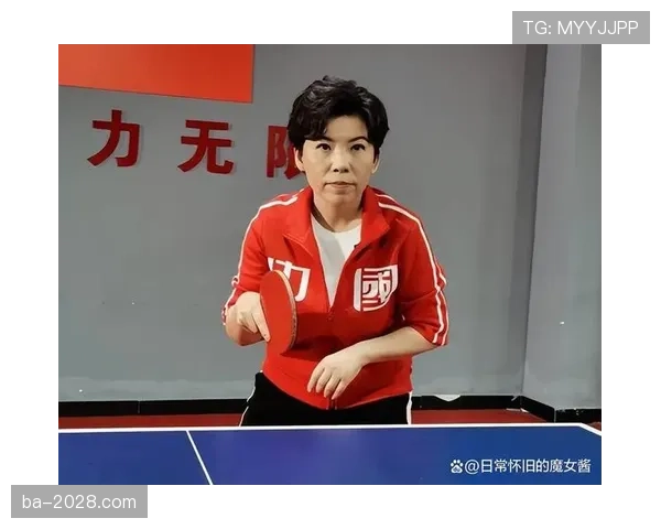 刚在楼下碰到邓亚萍——小个子提着巨型名牌包，旁边路人表情尴尬，生活差距实在抢镜