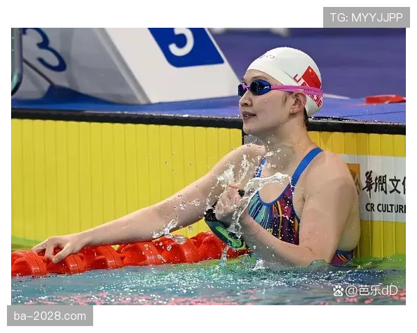 李冰洁泳池里冷面铁人，街边买包笑成小富婆，我就甘拜下风